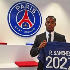 Renato Sanches underskriver en 5-årig aftale med Paris Saint-Germain